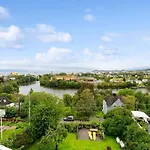 アパート Modern 3-bedroom With A View
