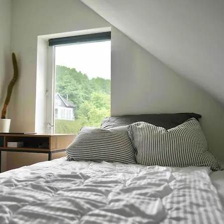 Modern 3-bedroom With A View דירה *